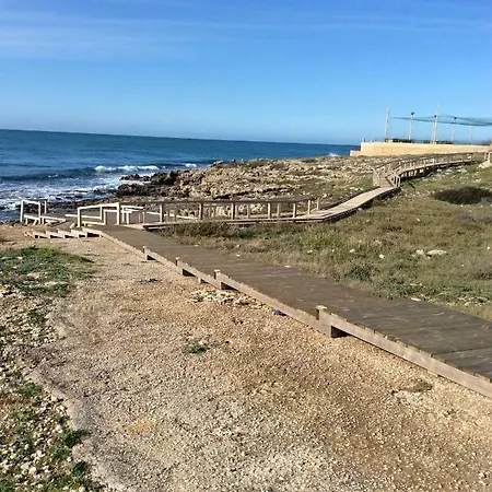 A 50 Mt Dal Mare A Posto Rosso * Alliste