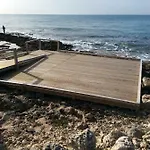 A 50 Mt Dal Mare A Posto Rosso Alliste