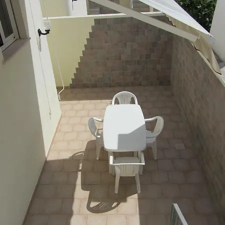 A 50 Mt Dal Mare A Posto Rosso * Alliste