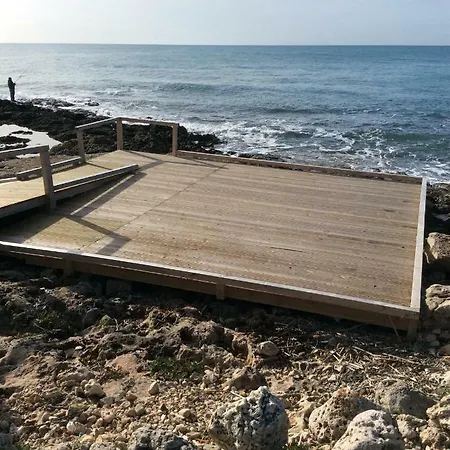 A 50 Mt Dal Mare A Posto Rosso Alliste